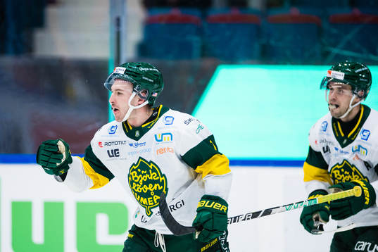 Björklövens Nicholas Schilkey jublar