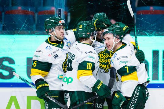 Björklövens Nicholas Schilkey jublar