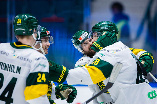 Björklövens Daniel Rahimi jublar