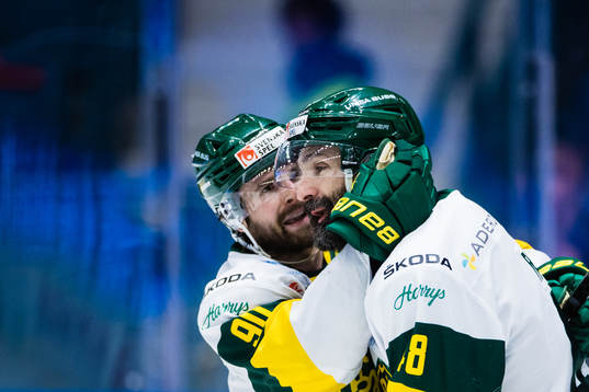 Björklövens Daniel Rahimi jublar med Alex Hutchings