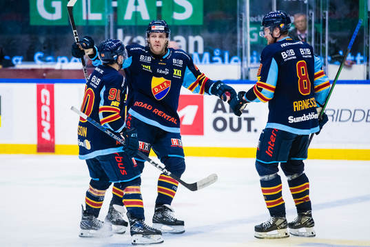 Djurgårdens Olle Liss jublar med Kevin Karlsson och Linus