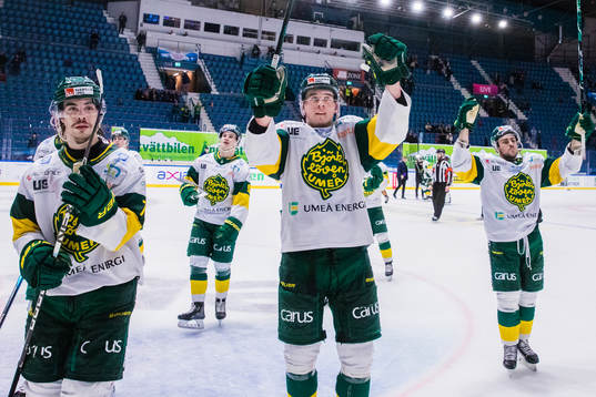 Björklövens spelare jublar