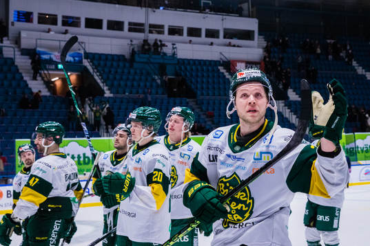 Björklövens Christopher Bengtsson jublar