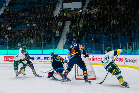 Björklövens Maxime Fortier med en målchans framför