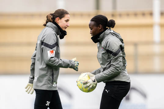 Målvakt Somea Polozen och målvakt Angel Mukasa