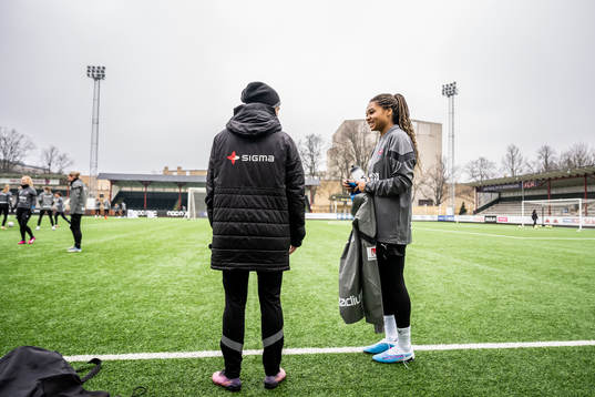 Tränare Renee Slegers i samtal med Isabella Obaze