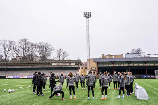 Spelare samlas