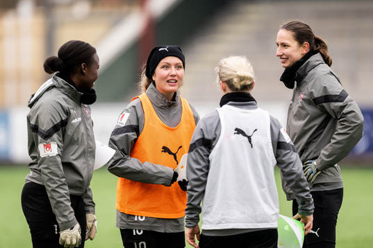 Målvakt Angel Mukasa, Loreta Kullashi och målvakt Somea