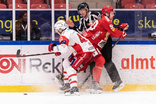 Västerviks Noah Hasa och Almtunas Mattias Johansson