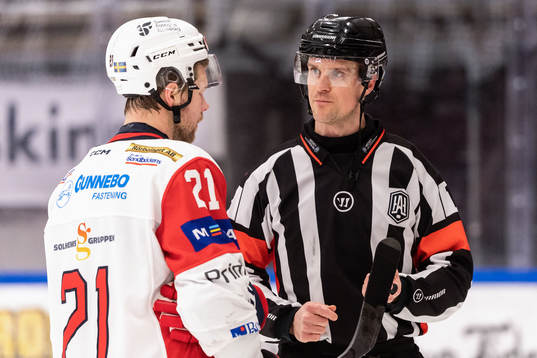 Västerviks Victor Öhman och Domare Stefan Johansson