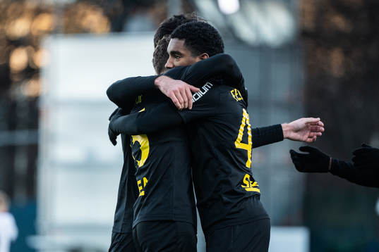 AIKs Alexander Fesshaie jublar med lagkamrater