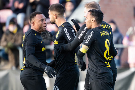 AIKs Abdussalam Magashy jublar med lagkamrater