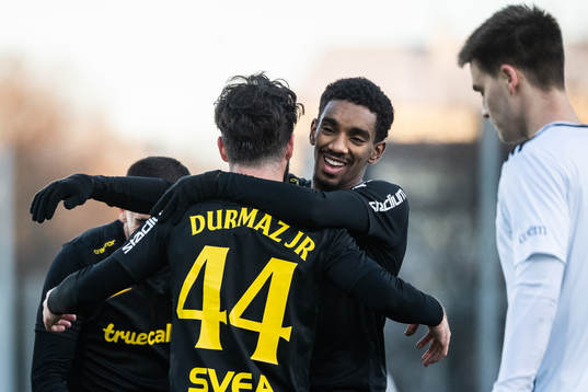AIKs Alexander Fesshaie jublar med lagkamrater