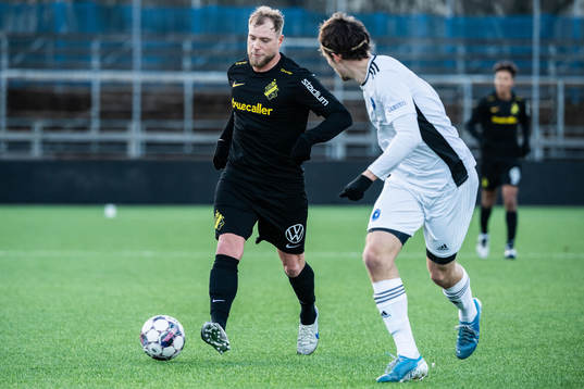 AIKs John Guidetti och Täbys Jonathan Andreasson