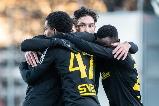 AIKs Alexander Fesshaie jublar med lagkamrater