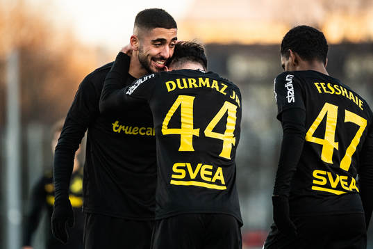 AIKs Ahmad Faqa jublar med Elias Durmaz