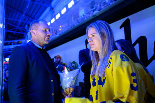 Mira Jungåker från HV71s U18-lag hyllas för VM-silver