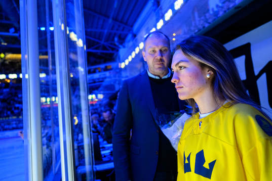 Emma Rehn från HV71s U18-lag hyllas för VM-silver innan