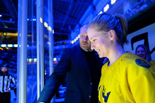 Hilda Svensson från HV71s U18-lag hyllas för VM-silver