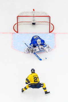Leksands målvakt Mantas Armalis mot HV71s Nicholas Shore