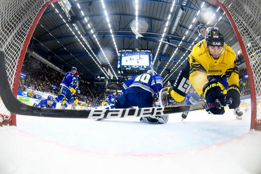 HV71s Tyler Vesel tacklas in i målet