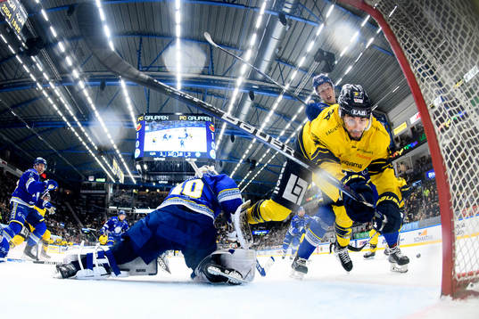 HV71s Tyler Vesel tacklas in i målet av Leksands Anton