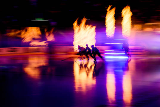 Spelarna åker in på isen innan ishockeymatchen i SHL