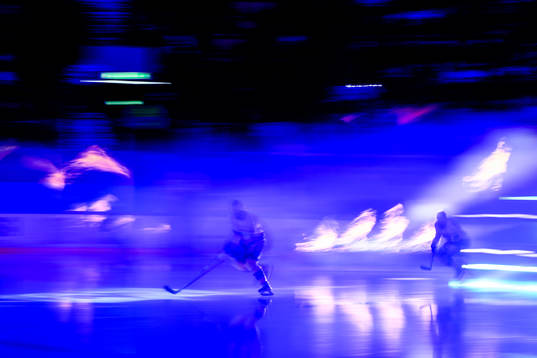 Spelarna åker in på isen innan ishockeymatchen i SHL