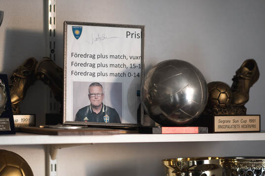 26 En bild på Janne Andersson på en hylla med priser