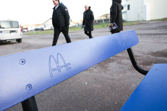 26 En McDonalds-bänk
