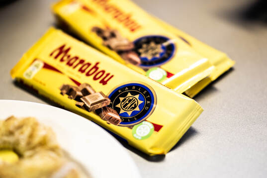 26 Marabou mjölkchoklad med IF Karlstads klubbmärke