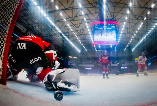 Örebros målvakt Jhonas Enroth deppar vid 1-4