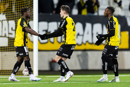 Häckens Lars Olden Larsen jublar ihop med Ibrahim Sadiq