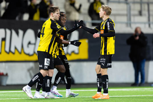 Häckens Lars Olden Larsen jublar ihop med Ibrahim Sadiq,