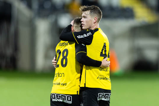 Häckens Semir Bosnic jublar ihop med Albin Skoglund