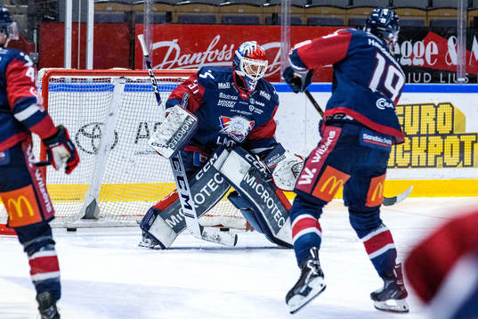 Linköpings målvakt Jesper Myrenberg  på uppvärmningen