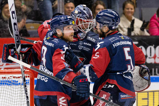 Linköpings Linus Hultström, målvakt Marcus Högberg och