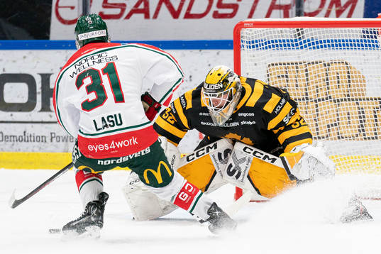 Frölundas Nicklas Lasu och Skellefteås målvakt Linus