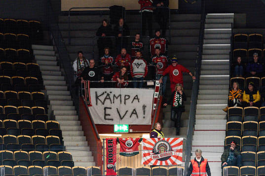 Frölunda med en skylt med ”Kämpa Eva!”