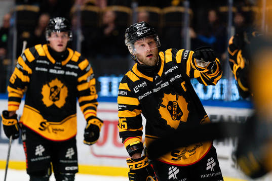 Skellefteås Oscar Möller jublar