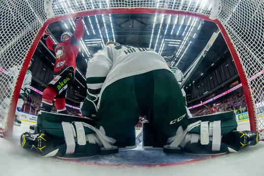 Malmö Redhawks Carl Söderberg jublar