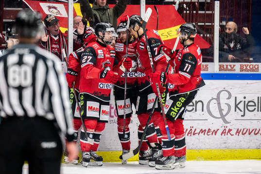 Malmö Redhawks Carl Persson (m) jublar med lagkamrater