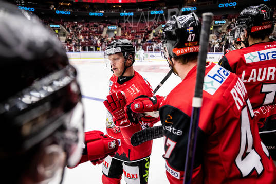 Malmö Redhawks Carl Söderberg jublar med båset