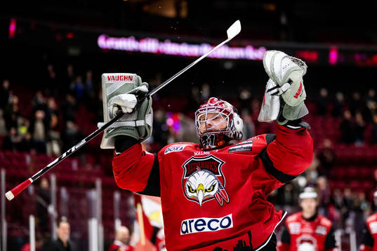 Malmö Redhawks målvakt Brandon Maxwell jublar