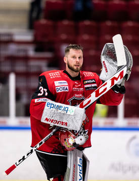 Malmö Redhawks målvakt Brandon Maxwell jublar