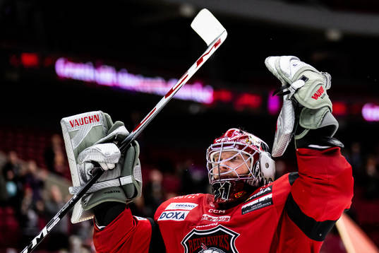 Malmö Redhawks målvakt Brandon Maxwell jublar