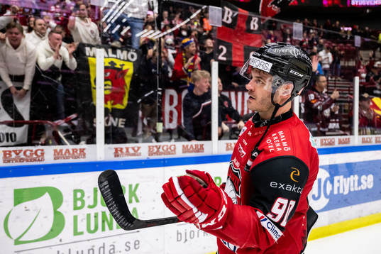 Malmö Redhawks Lance Bouma jublar mot supportrarna