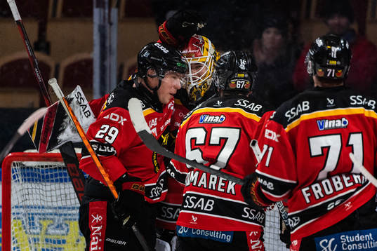 Luleås Erik Gustafsson och målvakt Matteus Ward jublar