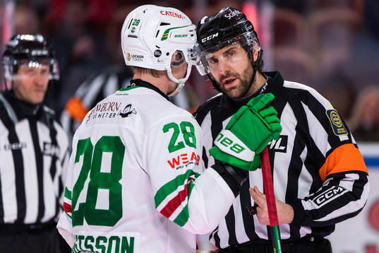 Rögles Anton Bengtsson och domare Mikael Sjöqvist