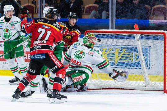 Luleås Konstantin Komarek sätter 1-0 bakom Rögles